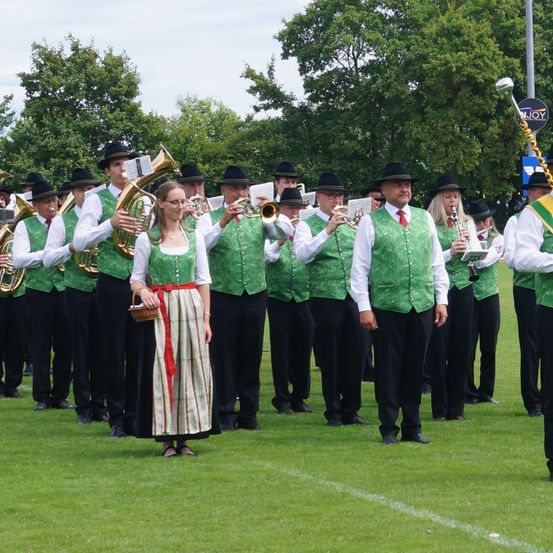 Bild enthält, People, Person, Group Performance, Music Band, Adult, Female, Woman, Male, Man, Horn