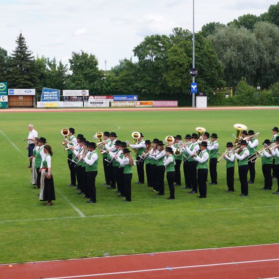 Bild enthält, People, Person, Marching, Group Performance, Leisure Activities, Music, Music Band, Musical Instrument, Musician, Performer