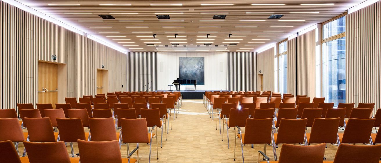 Bild enthält, People, Indoors, Building, School, Classroom, Crowd, Audience, Lecture, Hall, Lecture Hall