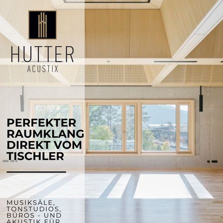 Ein leerer Raum mit großen Fenstern, die einen Blick auf einen Berg und Bäume bieten. Der Raum hat Holzböden und eine Holzdecke. Der Text 'PERFEKTER RAUMKLANG DIREKT VOM TISCHER' ist in schwarzer Schrift angezeigt.