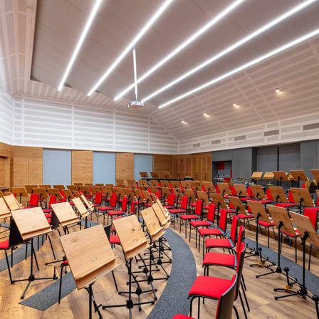 Bild enthält, People, Person, School, Classroom, Indoors, Crowd, Audience, Lecture, Hall, Lecture Hall