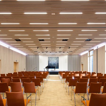 Bild enthält, People, Indoors, Building, School, Classroom, Crowd, Audience, Lecture, Hall, Lecture Hall