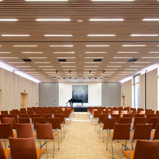 Bild enthält, People, Indoors, Building, School, Classroom, Crowd, Audience, Lecture, Hall, Lecture Hall