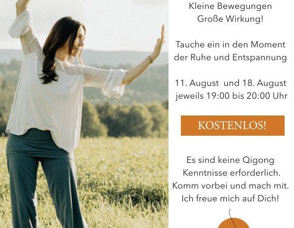 Eine Frau in einem weißen Oberteil und grünen Hosen steht auf einer Wiese mit erhobenen Armen. Im Hintergrund sind ein Hügel und Bäume zu sehen. Der Text lautet 'Qigong im Dorf und Kulturhaus Seebarn'.