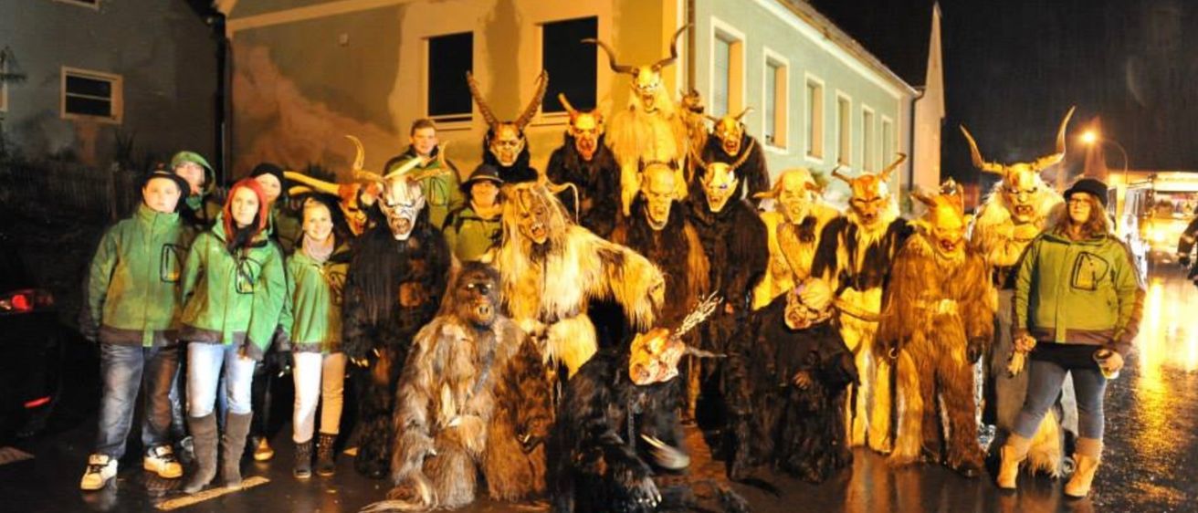 Bild enthält, Coat, People, Person, Adult, Female, Woman, Carnival, Jacket, Urban, Shoe