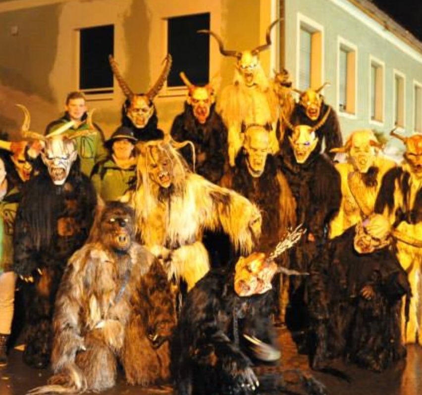 Bild enthält, Coat, People, Person, Adult, Female, Woman, Carnival, Jacket, Urban, Shoe