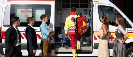 Plakat für den Rotkreuzball in Kalsdorf mit Menschen neben einem Krankenwagen, rotem Teppich und einer Tischreservierungs-E-Mail. Veranstaltungsdatum ist der 21. Februar 2026.