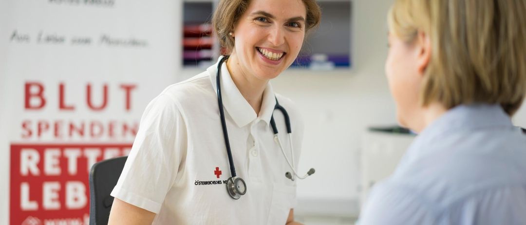 Bild enthält, Adult, Female, Person, Woman, Head, Stethoscope, Face