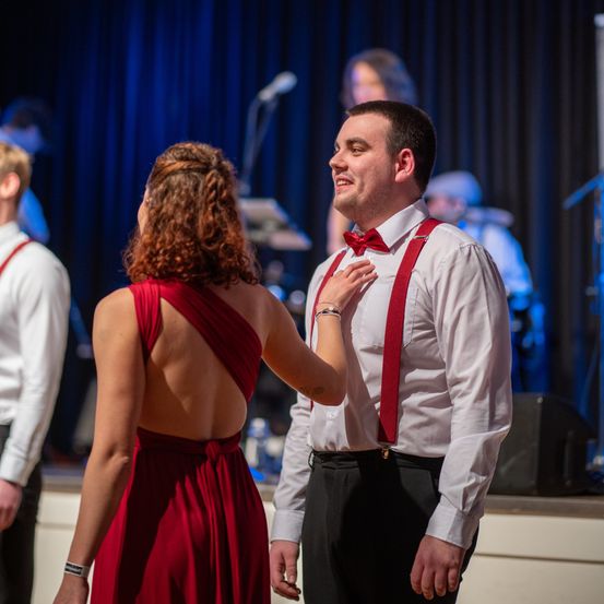 Bild enthält, Formal Wear, Dress, Evening Dress, Stage, Adult, Female, Person, Woman, Shirt, Tie