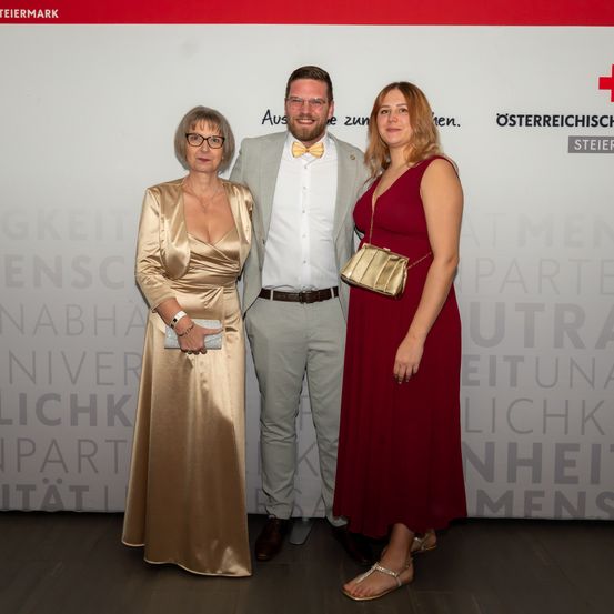 Bild enthält, Dress, Adult, Female, Person, Woman, Logo, Fashion, Formal Wear, Evening Dress, Man