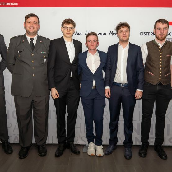 Bild enthält, Adult, Female, Person, Woman, Groupshot, Blazer, Logo, Suit, Male, Man