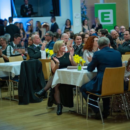 Bild enthält, Floor, Flooring, Restaurant, Wood, Adult, Female, Person, Woman, Cafeteria, Plywood