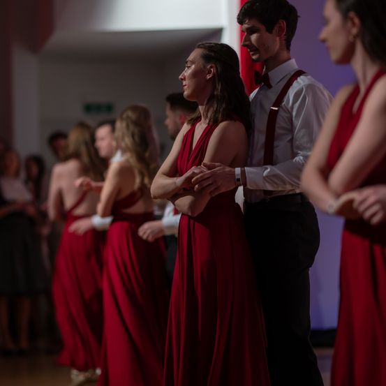Bild enthält, Dress, Evening Dress, Formal Wear, Adult, Female, Person, Woman, Male, Man, Dancing