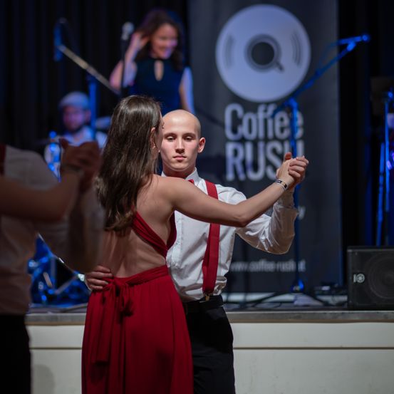 Bild enthält, Stage, Dancing, Person, Adult, Female, Woman, Finger, Male, Man, Formal Wear