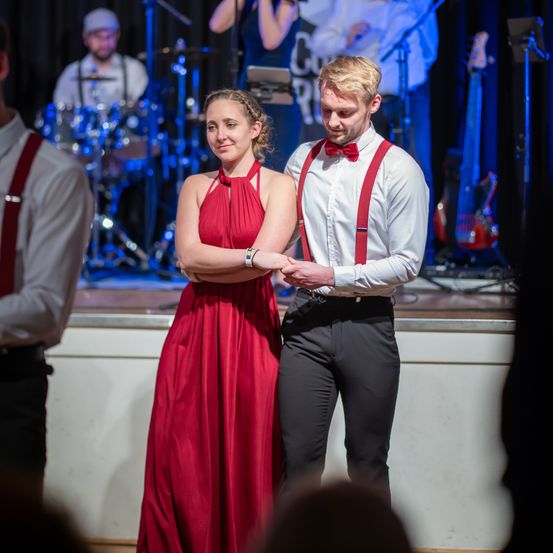 Bild enthält, Stage, Formal Wear, Dress, Evening Dress, Adult, Female, Person, Woman, Male, Man