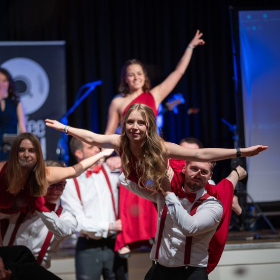 Bild enthält, People, Person, Dancing, Stage, Adult, Female, Woman, Face, Dance Pose, Group Performance