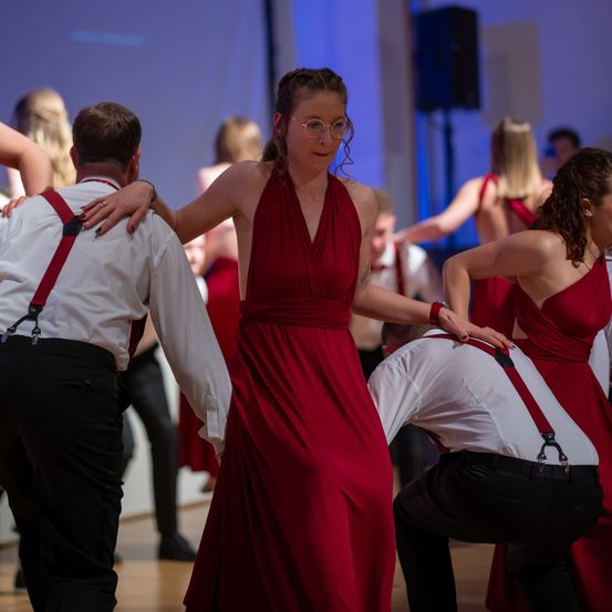 Bild enthält, Dress, Evening Dress, Formal Wear, Dancing, Person, Adult, Female, Woman, Face, Dance Pose