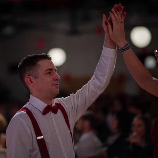 Bild enthält, Finger, Hand, Person, Shirt, Adult, Male, Man, Female, Woman, Formal Wear