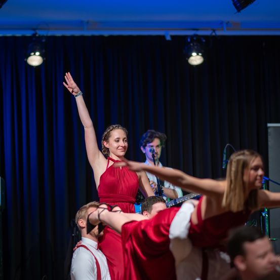 Bild enthält, Dancing, Person, Adult, Female, Woman, Stage, Male, Man, Bracelet, Dress