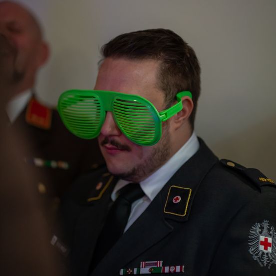 Bild enthält, Accessories, Sunglasses, Adult, Male, Man, Person, Suit, Face, Officer, Military