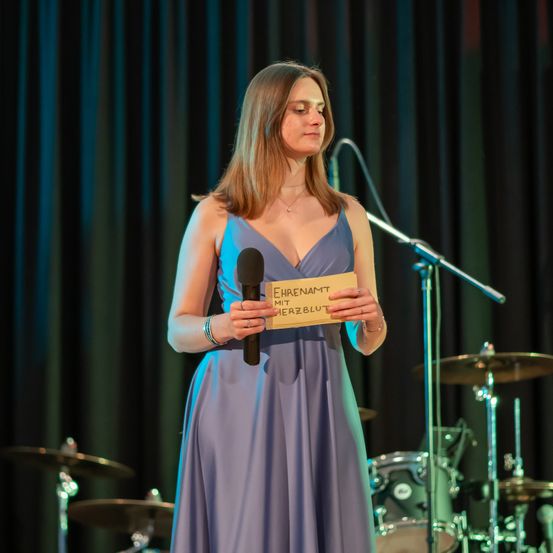 Bild enthält, Dress, Evening Dress, Formal Wear, Adult, Female, Person, Woman, Microphone, Necklace, Speaker