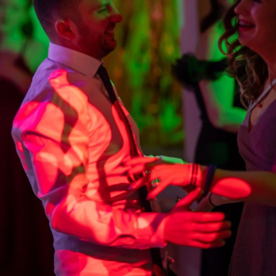Bild enthält, Dancing, Person, Urban, Adult, Female, Woman, Club, Finger, Glove, Face