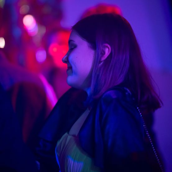Bild enthält, Club, Night Club, Lighting, Urban, Purple, Adult, Female, Person, Woman, Face
