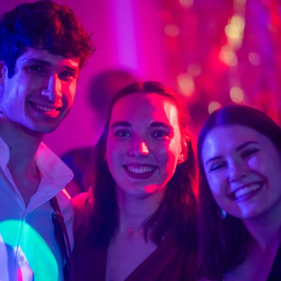 Bild enthält, Urban, Club, Night Club, Adult, Male, Man, Person, Female, Woman, Face