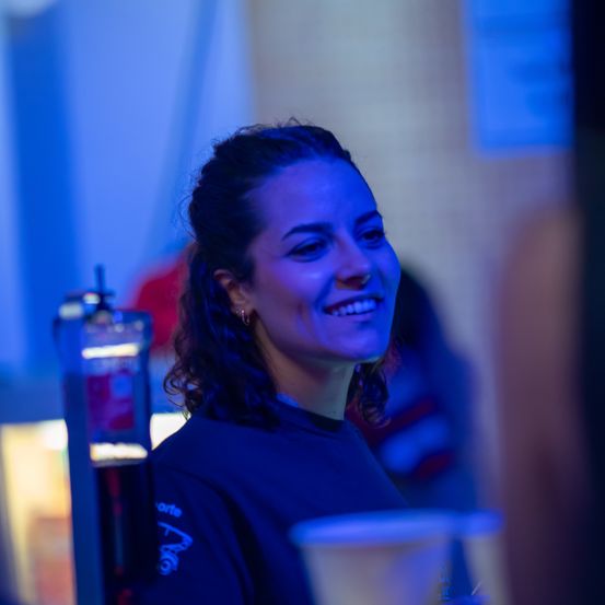 Bild enthält, Adult, Female, Person, Woman, Pub, Face, Head, Finger, Smile, Beverage