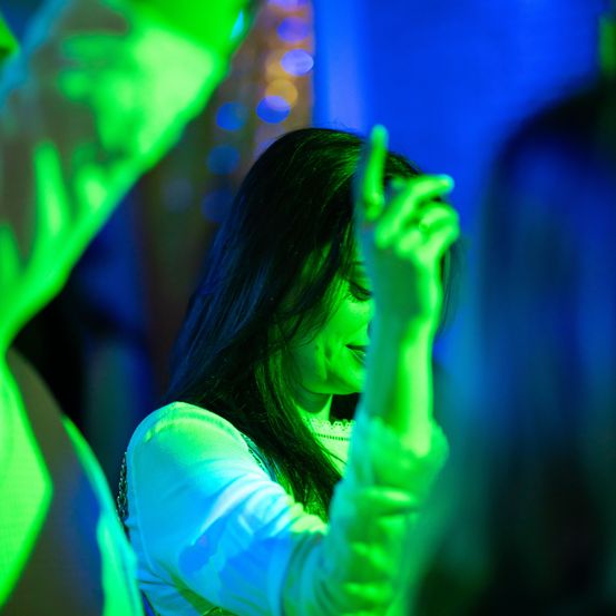 Bild enthält, Finger, Hand, Person, Urban, Club, Night Club, Adult, Female, Woman, Concert
