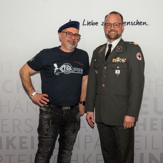 Bild enthält, Jeans, Pants, Adult, Male, Man, Person, Military, Officer, Face, Military Officer