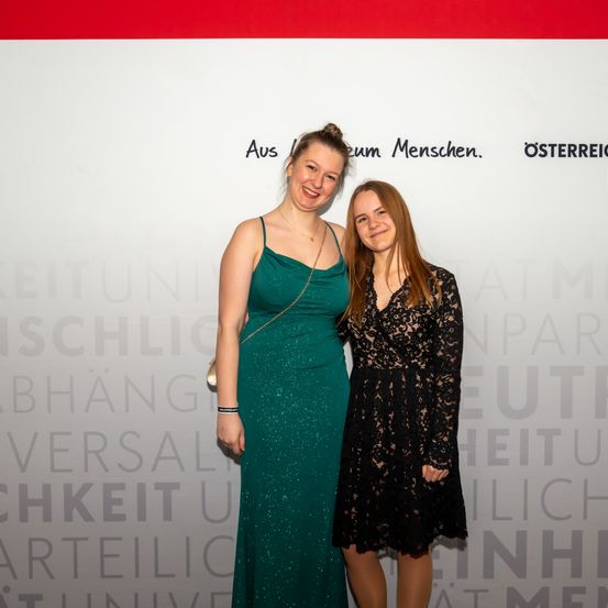 Bild enthält, Adult, Female, Person, Woman, Logo, Dress, Fashion, Symbol, Evening Dress, Face