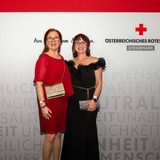 Bild enthält, Adult, Female, Person, Woman, Logo, Dress, Fashion, Face, Symbol, First Aid