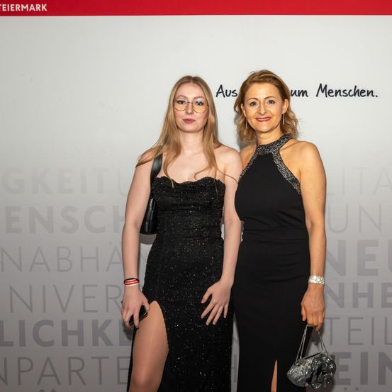 Bild enthält, Fashion, Dress, Adult, Female, Person, Woman, Evening Dress, Formal Wear, Handbag, Premiere