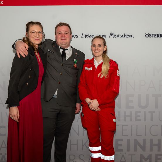 Bild enthält, Logo, Symbol, Adult, Female, Person, Woman, First Aid, Red Cross, Male, Man