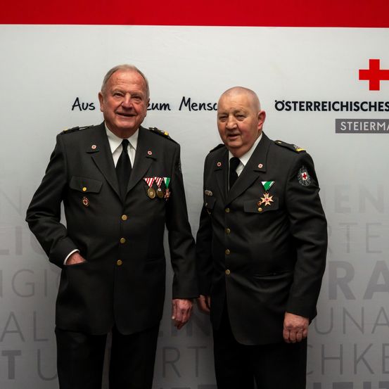 Bild enthält, Logo, Adult, Male, Man, Person, Military, Officer, Military Officer, Symbol, Face