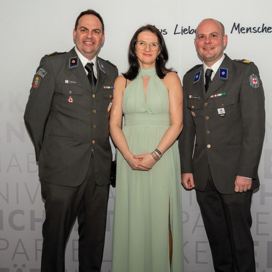 Bild enthält, Adult, Female, Person, Woman, Formal Wear, Male, Man, Dress, Military, Coat