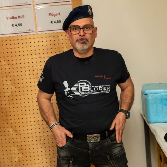 Bild enthält, Pants, T-Shirt, Jeans, Adult, Male, Man, Person, Accessories, Glasses, Face