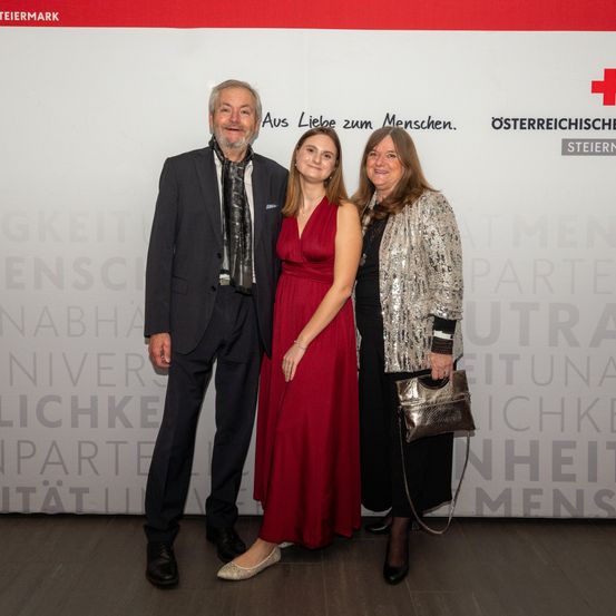Bild enthält, Logo, Adult, Female, Person, Woman, Male, Man, Symbol, Face, Red Cross