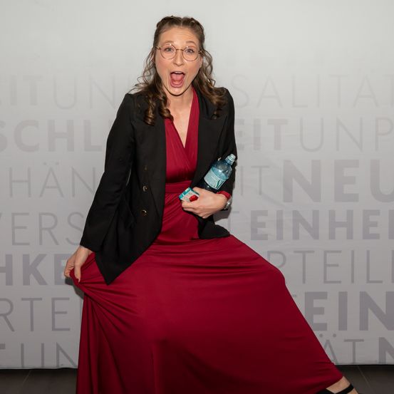 Bild enthält, Adult, Female, Person, Woman, Fashion, Long Sleeve, Formal Wear, Dress, Evening Dress, Coat