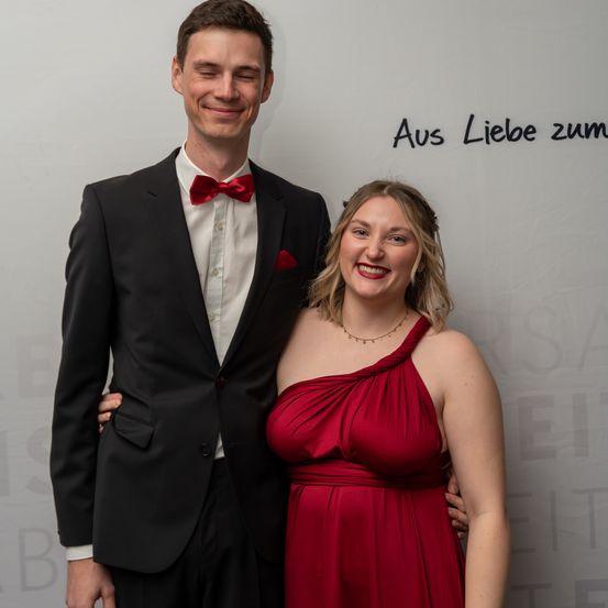 Bild enthält, Fashion, Formal Wear, Suit, Dress, Evening Dress, Tuxedo, Adult, Female, Person, Woman