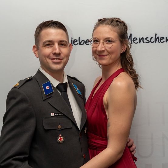 Bild enthält, Fashion, Dress, Formal Wear, Evening Dress, Person, Suit, Face, Tie, Glasses, Coat