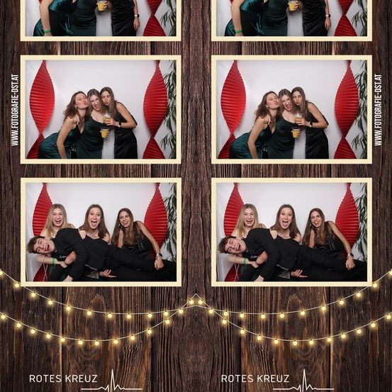 Mehrere Fotos zeigen eine Gruppe von Menschen, sowohl Männer als auch Frauen, in grünen Roben gekleidet und mit Getränken in der Hand. Die Fotos sind mit rotem Papier und Lichterketten eingerahmt.