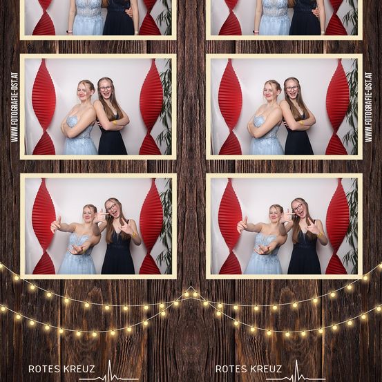 Eine Fotobox-Collage mit sechs Bildern von zwei Frauen in blauen Kleidern und schwarzen Kleidern vor einem Hintergrund mit roten Spiralen und einem hölzernen Hintergrund mit Lichtern.