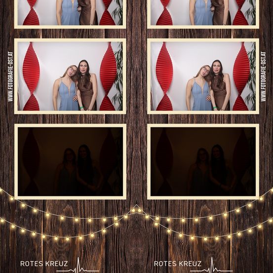 Eine Fotocollage von zwei Frauen, eine in einem blauen Kleid und die andere in einem braunen Kleid, mit einem roten Hintergrund. Die Collage ist auf einem hölzernen Hintergrund mit roten Lichtern.