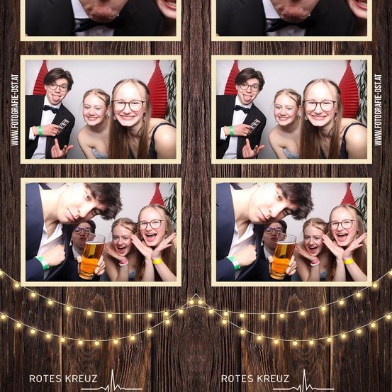 Eine Collage von Fotos junger Menschen in Partyhüten, die mit Getränken posieren. Sie lächeln und halten Getränke hoch. Der Hintergrund ist ein dunkles Holz mit Lichterketten.