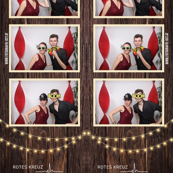 Das Bild zeigt sechs Fotos von zwei Personen in festlicher Kleidung, möglicherweise auf einer Party, mit rotem und goldenem Hintergrund und Lichtern.