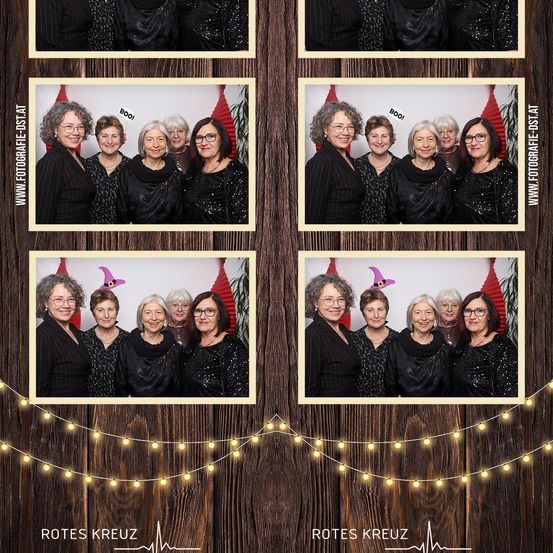 Eine Collage aus vier Fotobox-Bildern einer Gruppe von Frauen in Schwarz, geschmückt mit Weihnachtsdekorationen und Lichtern. Die Fotos zeigen rote Hüte und festliche Überlagerungen. Die Wasserzeichen lauten 'Rotes Kreuz' und 'www.fotografe-ds.at'.
