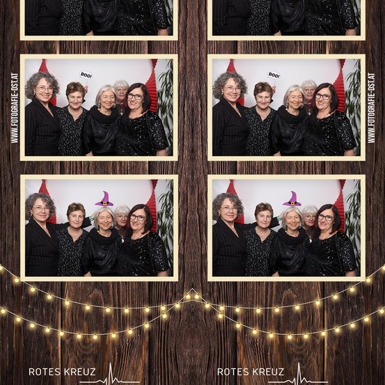Eine Collage aus vier Fotos, die eine Gruppe von Frauen in Schwarz mit Weihnachtsdekorationen und Lichtern zeigt. Jedes Foto hat den Text 'BOO!'. Die Fotos stammen aus einem Fotoautomaten.