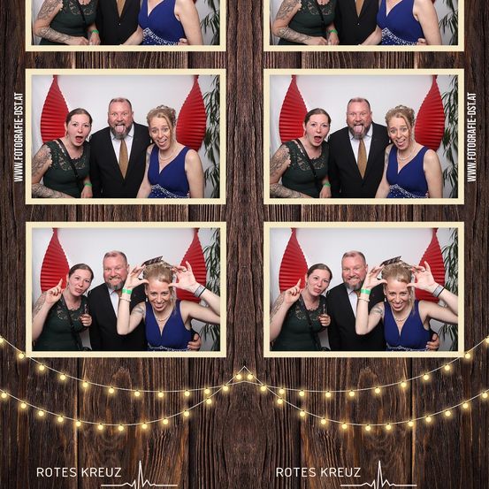 Eine Collage von Fotos aus einem Fotoautomaten zeigt verschiedene Gruppen von Menschen in formeller Kleidung, die vor einem festlichen Hintergrund mit roten Laternen und Lichtern posieren.